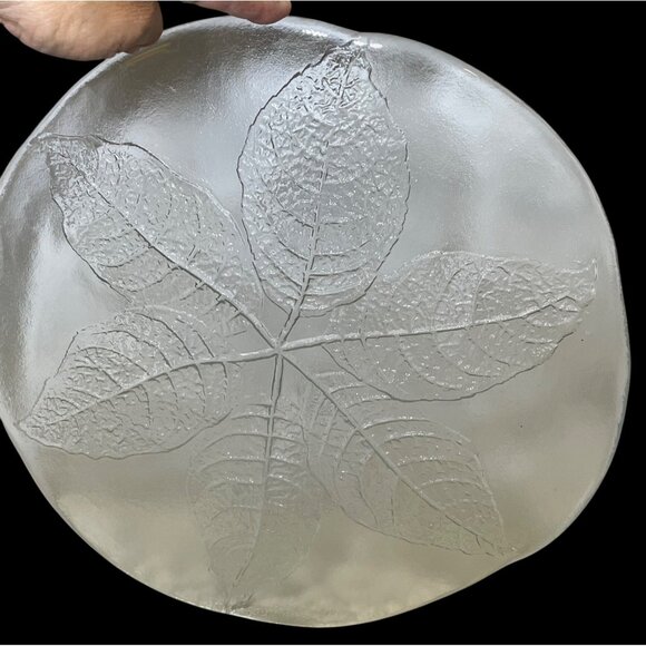 Beautiful Clear Glass Pressed Leaf Design Round Plate 13.5" Decorative Centerpie - Picture 3 of 10